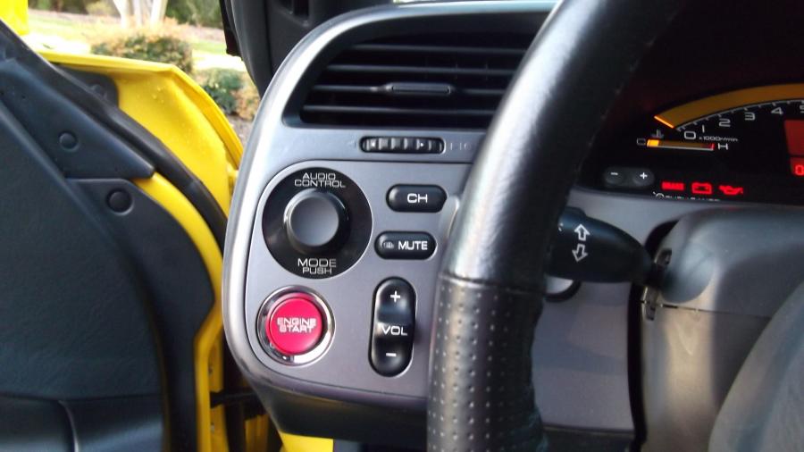 Детали интерьера Honda S2000 (AP1) 2002 года  (фото 15 из 54)